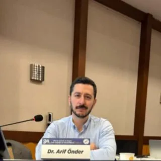 Doç. Dr. Arif Önder — Çocuk ve Ergen Psikiyatrisi, Konyaaltı, Antalya. Portre fotoğrafı.