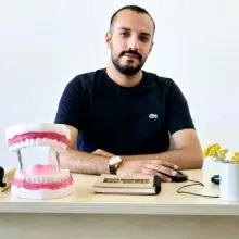 Dkt. Veysi İkvan — Dil ve Konuşma Terapisi. Portre fotoğrafı.