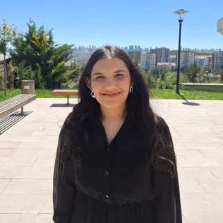 Psk. Feyza Nur Sarı — Psikoloji, Ankara. Portre fotoğrafı.