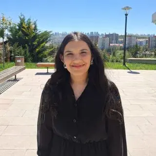 Psk. Feyza Nur Sarı — Psikoloji, Ankara. Portre fotoğrafı.