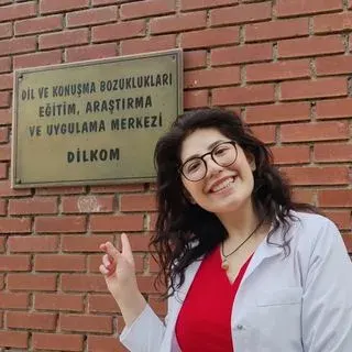 Dkt. Melike Şahin — Dil ve Konuşma Terapisi. Portre fotoğrafı.