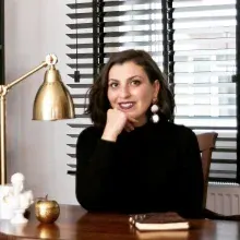 Uzm. Dr. Gizem Güneş — Psikiyatri, Şişli, İstanbul. Portre fotoğrafı.