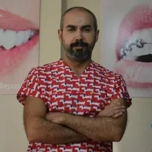 Dt. Sadi Oral — Diş Hekimi, Balıkesir. Portre fotoğrafı.