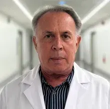 Uzm. Dr. Bülent Toy — Gastroenteroloji, Avcılar, İstanbul. Portre fotoğrafı.