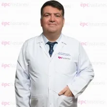 Doç. Dr. Eyüphan Gencel — Plastik Rekonstrüktif Ve Estetik Cerrahi, Çukurova, Adana. Portre fotoğrafı.