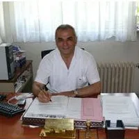 Op. Dr. Mustafa Kuzdere — Kulak Burun Boğaz, İstanbul. Portre fotoğrafı.