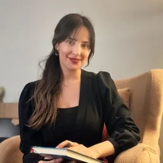 Psk. Gizem Danalıoğlu — Psikoloji, Ataşehir, İstanbul. Portre fotoğrafı.