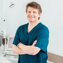 Prof. Dr. Teoman Dal — Kulak Burun Boğaz, İstanbul. Portre fotoğrafı.