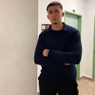 Dkt. Caner Serbest — Dil ve konuşma terapisi. Portre fotoğrafı.