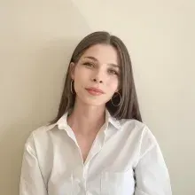 Psk. Esra Saraç Caniklioğlu — Psikoloji, İstanbul. Portre fotoğrafı.