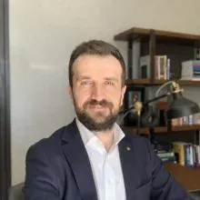 Dr. Öğr. Üyesi Emre Köroğlu — Psikiyatri, İstanbul. Portre fotoğrafı.