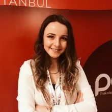 Psk. Zümrüt Yaren Sert — Psikoloji. Portre fotoğrafı.
