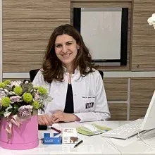 Uzm. Dr. Şenay Hacıoğlu — Dermatoloji, Nilüfer, Bursa. Portre fotoğrafı.