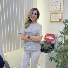 Uzm. Dt. Gözde Beygirci Öğrenim — Bursa. Portre fotoğrafı.