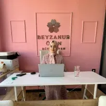 Dyt. Beyzanur Özen — Diyetisyen, Ankara. Portre fotoğrafı.