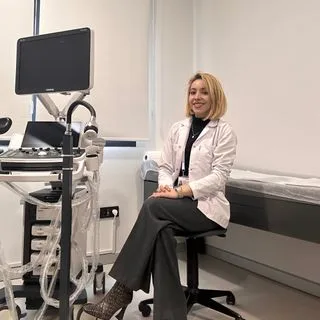Op. Dr. Rafiga Ahmadova — Kadın Hastalıkları Ve Doğum, Çiğli, İzmir. Portre fotoğrafı.