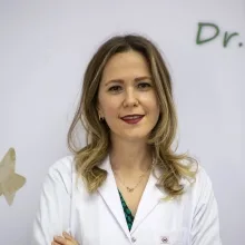 Dr. Dt. Dilara Özenay Dergin — Çocuk Diş Hekimliği (Pedodonti), Kadıköy, İstanbul. Portre fotoğrafı.