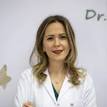 Dr. Dt. Dilara Özenay Dergin — Çocuk Diş Hekimliği (Pedodonti), Kadıköy, İstanbul. Portre fotoğrafı.