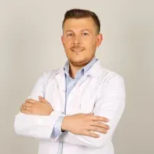 Uzm. Dt. Mesut Kurt — Diş Hekimi, Niğde. Portre fotoğrafı.