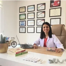 Dyt. Sinem Yörük — Diyetisyen. Portre fotoğrafı.