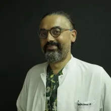 Uzm. Dr. Umut Say — Kulak Burun Boğaz, İstanbul. Portre fotoğrafı.
