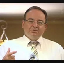 Prof. Dr. M. Cenk Akbostancı — Nöroloji. Portre fotoğrafı.