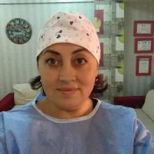 Dt. Mediha Şanlı Çağlayan — Diş Hekimi, Antalya. Portre fotoğrafı.