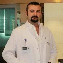Op. Dr. Mehmet Uzuner — Plastik Rekonstrüktif Ve Estetik Cerrahi, İstanbul. Portre fotoğrafı.