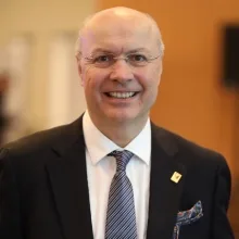 Prof. Dr. Serdar Turhal — Tıbbi Onkoloji. Portre fotoğrafı.