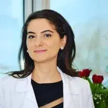 Uzm. Dr. Sibel Duysak — Dermatoloji, İstanbul. Portre fotoğrafı.
