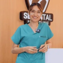 Dt. Kübra Kumsal Seğman — Diş Hekimi, Adana. Portre fotoğrafı.