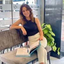 Dt. Kübra Çolak — Diş Hekimi, İzmir. Portre fotoğrafı.
