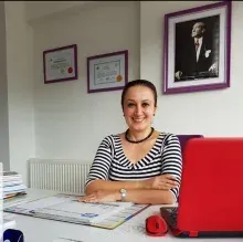 Uzm. Dr. Esra Bilger Ütük — Çocuk Sağlığı Ve Hastalıkları, Manisa. Portre fotoğrafı.