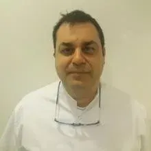 Dr. Dt. Kerim Ertürk — Ortodonti, İzmir. Portre fotoğrafı.