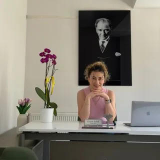 Erg. Gizem Solak — Ergoterapi, İzmir. Portre fotoğrafı.