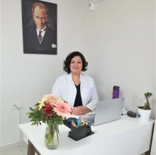 Dt. Gözde Yakar Akel — Diş Hekimi, Balıkesir. Portre fotoğrafı.