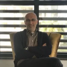 Uzm. Dr. Kemal Kaya — Psikiyatri, Antalya. Portre fotoğrafı.