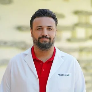Uzm. Dr. Hayrettin Zerdali — Çocuk Sağlığı Ve Hastalıkları, İstanbul. Portre fotoğrafı.