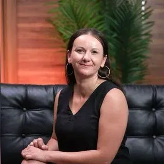 Uzm. Dr. Damla Ernur — İç Hastalıkları, Bayraklı, İzmir. Portre fotoğrafı.