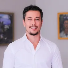Op. Dr. Bora Özel — Plastik Rekonstrüktif Ve Estetik Cerrahi, İstanbul. Portre fotoğrafı.