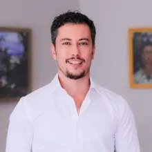 Op. Dr. Bora Özel — Plastik Rekonstrüktif Ve Estetik Cerrahi, İstanbul. Portre fotoğrafı.
