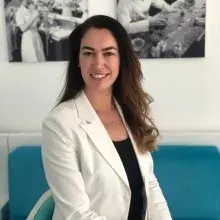 Dt. Özge Yılmazoğlu — Diş Hekimi, Aydın. Portre fotoğrafı.