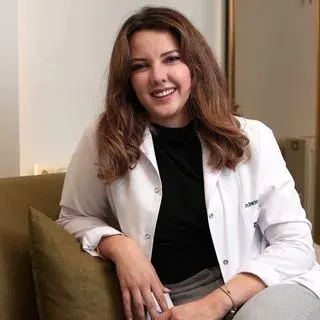 Dt. İrem Özcan — Diş Hekimi, Kayseri. Portre fotoğrafı.