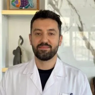 Uzm. Dr. Murat Çil — Dermatoloji. Portre fotoğrafı.