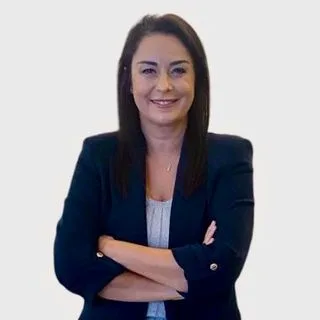 Uzm. Psk. Burcu Lale Yayla — Psikoloji, İstanbul. Portre fotoğrafı.