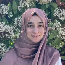 Dkt. Zeynep Naz Özhasar — Dil ve Konuşma Terapisi, İstanbul. Portre fotoğrafı.