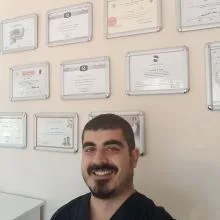 Dt. İsmail Çınar — Diş Hekimi, Mersin. Portre fotoğrafı.