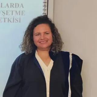 Uzm. Fzt. Ebru Şenel Topaloğlu — Fizyoterapi Ve Rehabilitasyon, İstanbul. Portre fotoğrafı.