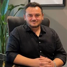 Dr. Öğr. Üyesi Oğuzhan Oğuz — Kulak Burun Boğaz, İstanbul. Portre fotoğrafı.