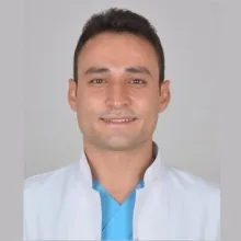 Dt. Furkan Ateş — Diş Hekimi. Portre fotoğrafı.